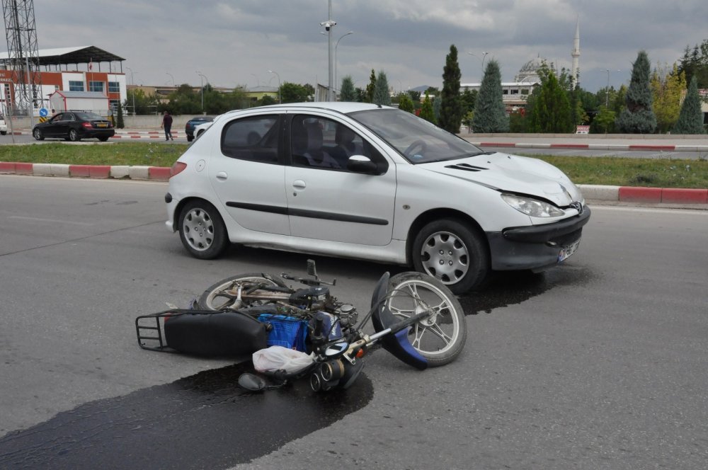 Otomobille çarpışan motosiklet sürücüsü Hacı Ali Şekerci ağır yaralandı