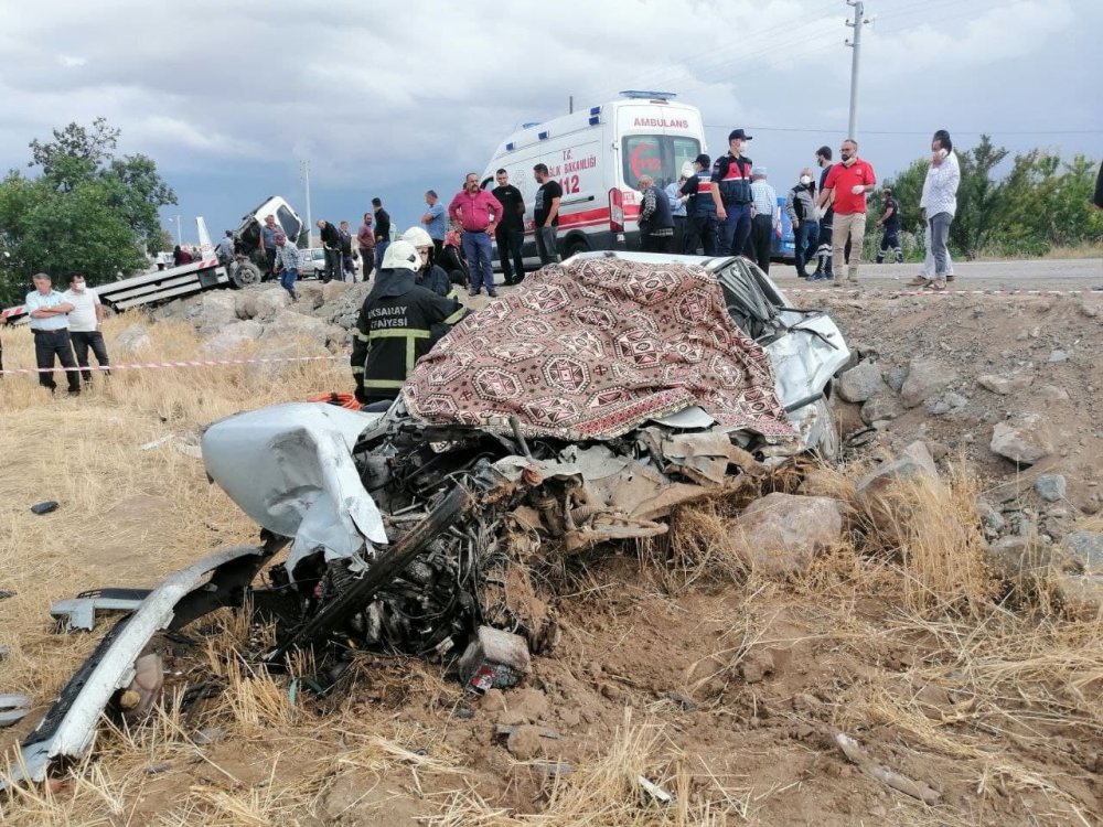 Aksaray’da kaza sonrası ortalık savaş alanına dönerken 2 kişi yaşamını yitirdi