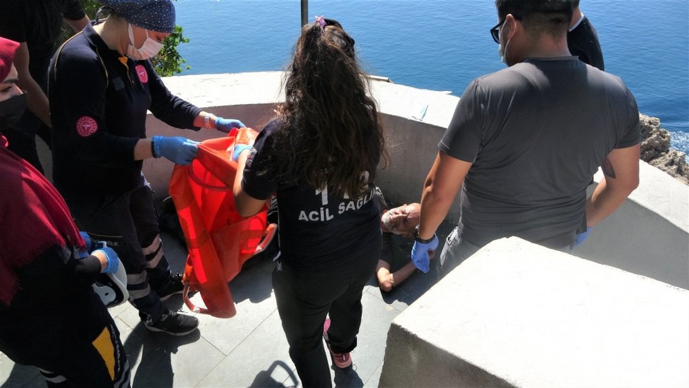 Antalya falezlerinden düşenlerin sayısı gün geçtikçe artıyor! Düşen adam 'Size zahmet oluyorum' dedi