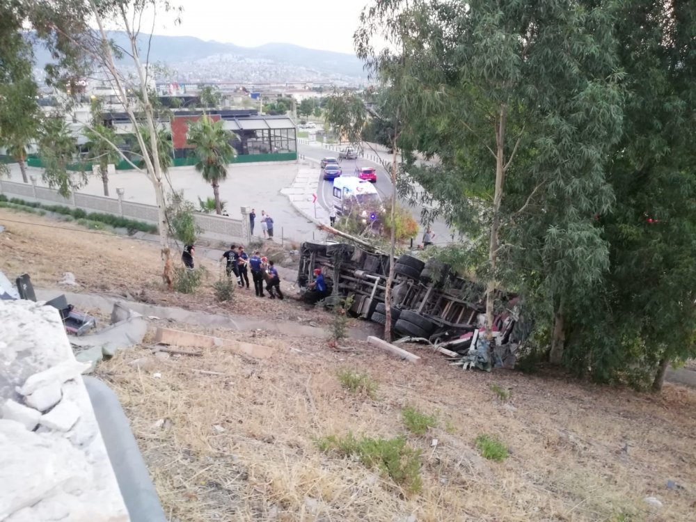 Bornova'da feci kaza! Yol tarifi için durulan yolda 3 tır birbirine girdi