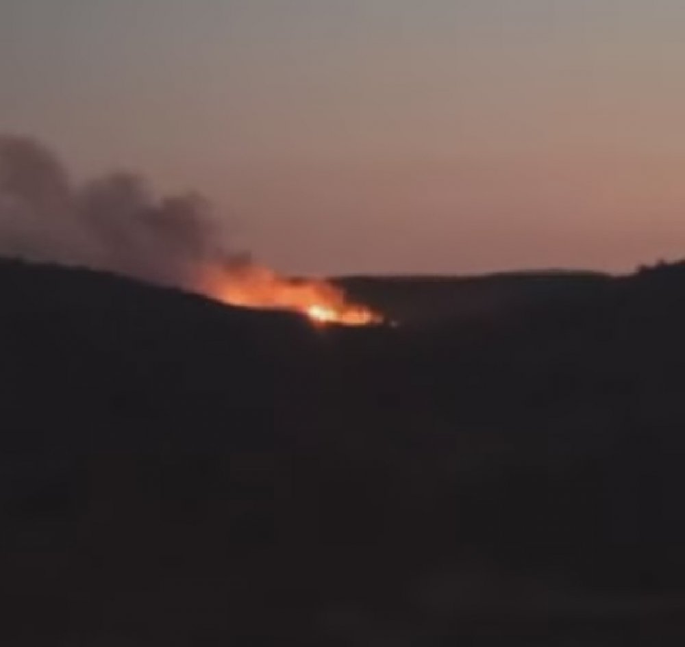 Çeşme eski çöplük alanında yangın! Ormana sıçrama tehlikesi var
