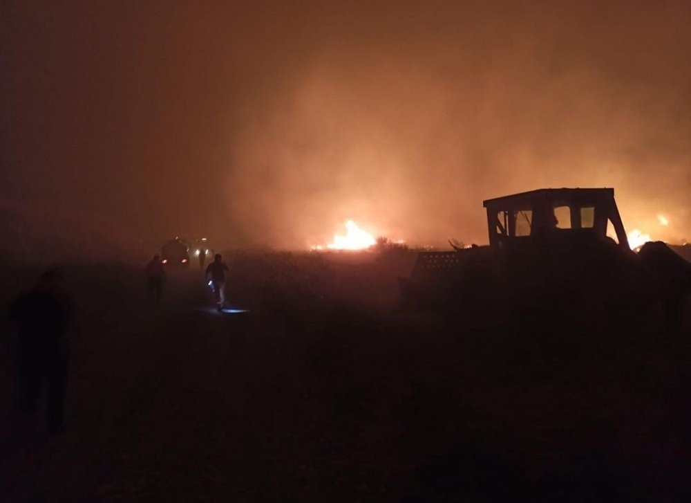 Çeşme eski çöplük alanında yangın! Ormana sıçrama tehlikesi var