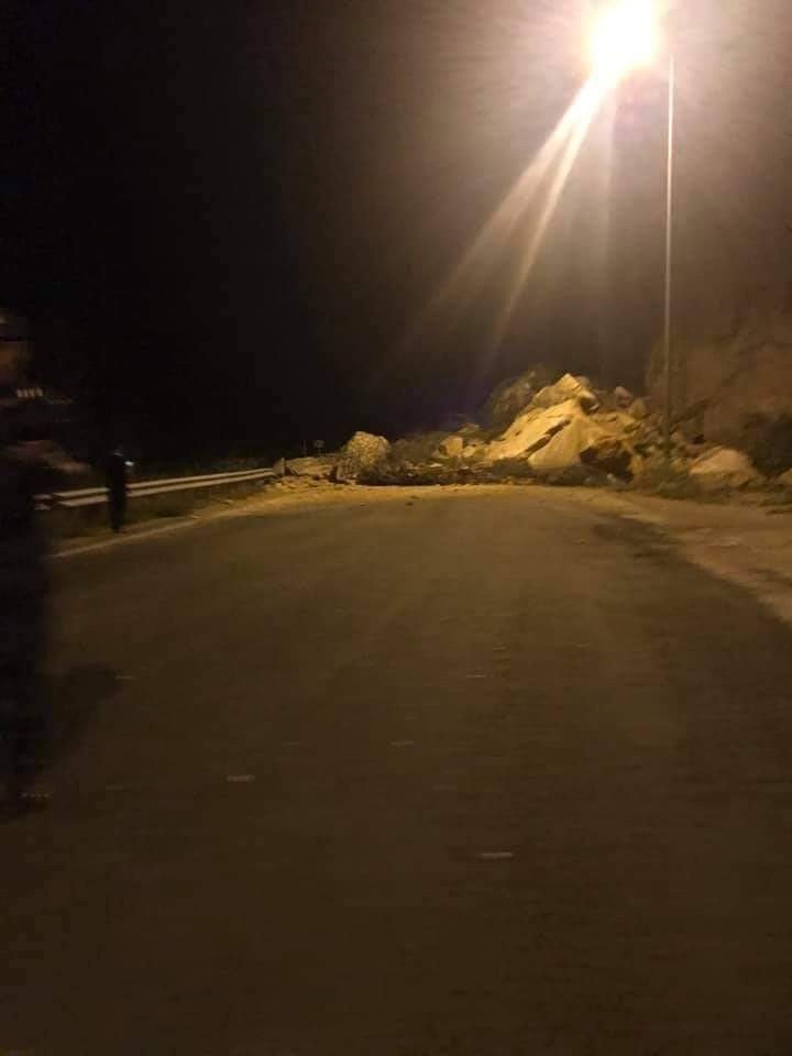 Karabük-Yenice yolunda heyelan ulaşımı çift taraflı kapattı