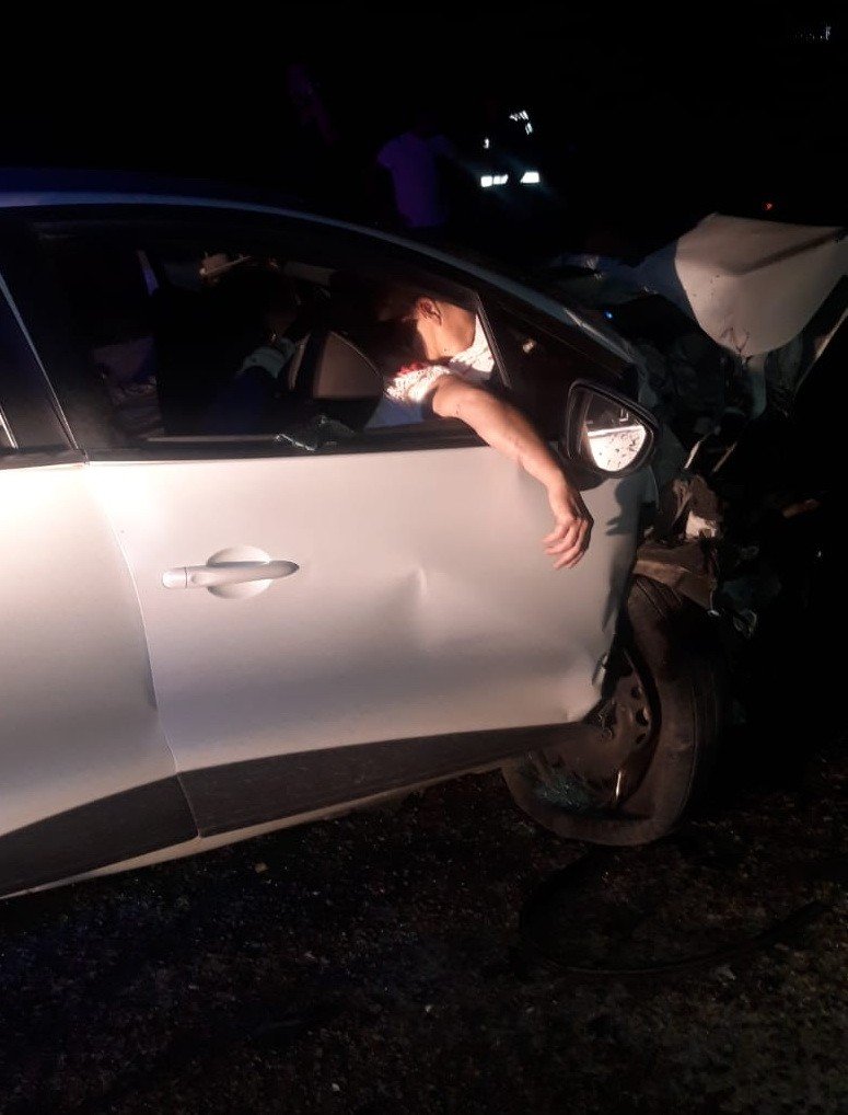 Salihli'de otomobiller kafa kafaya çarpıştı! Ayşe Toy öldü 3 kişi yaralandı