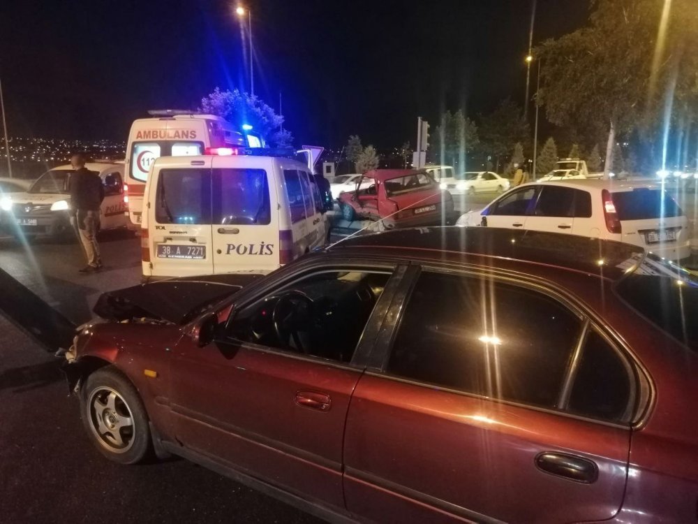 Melikgazi'de zincirleme kaza! 4 kişi yaralandı
