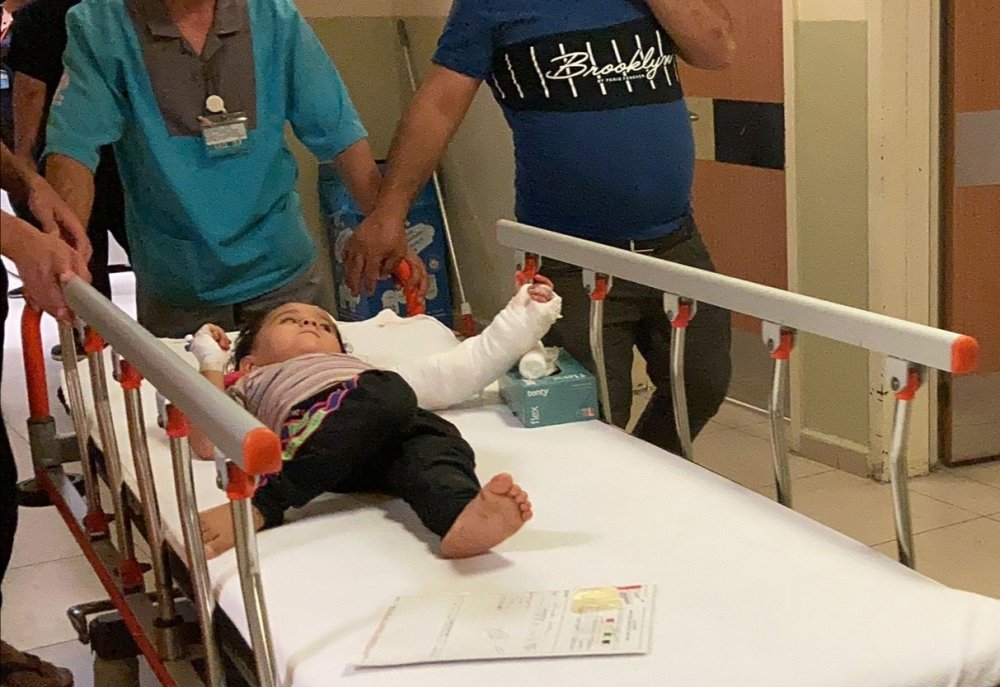 Evlerinin balkonundan düşen 3 yaşındaki Ecrin yaralandı
