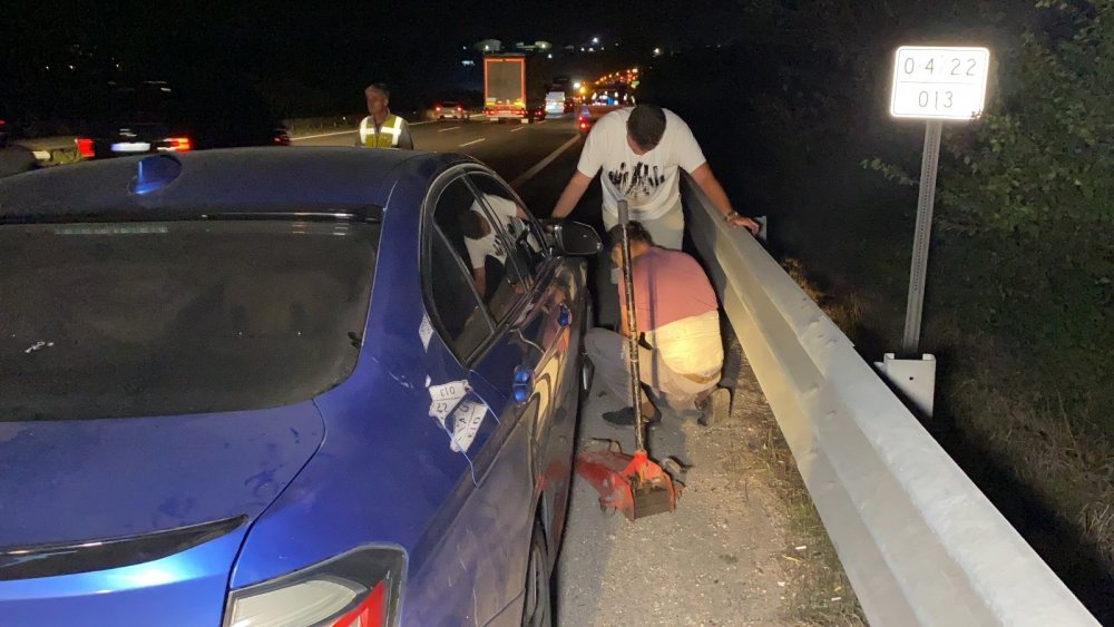 TEM otoyolunda bir çok aracın lastiği aynı anda patladı