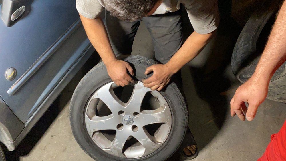 TEM otoyolunda bir çok aracın lastiği aynı anda patladı