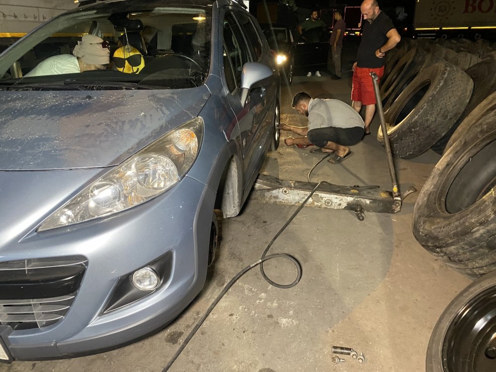 TEM otoyolunda bir çok aracın lastiği aynı anda patladı