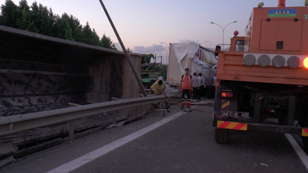 TEM'de tır kamyonla çarpıştı! 3 yaralı