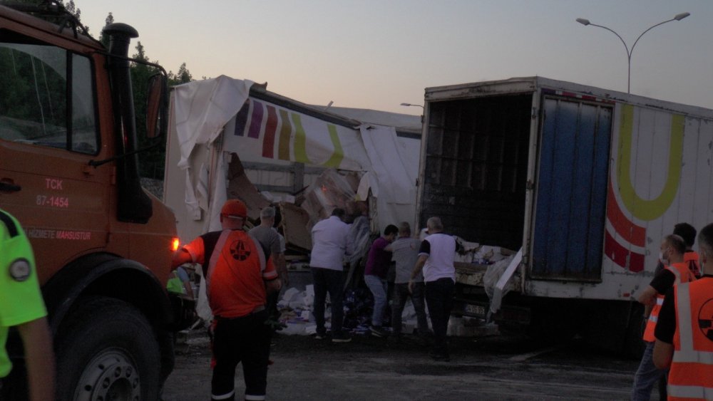 TEM'de tır kamyonla çarpıştı! 3 yaralı