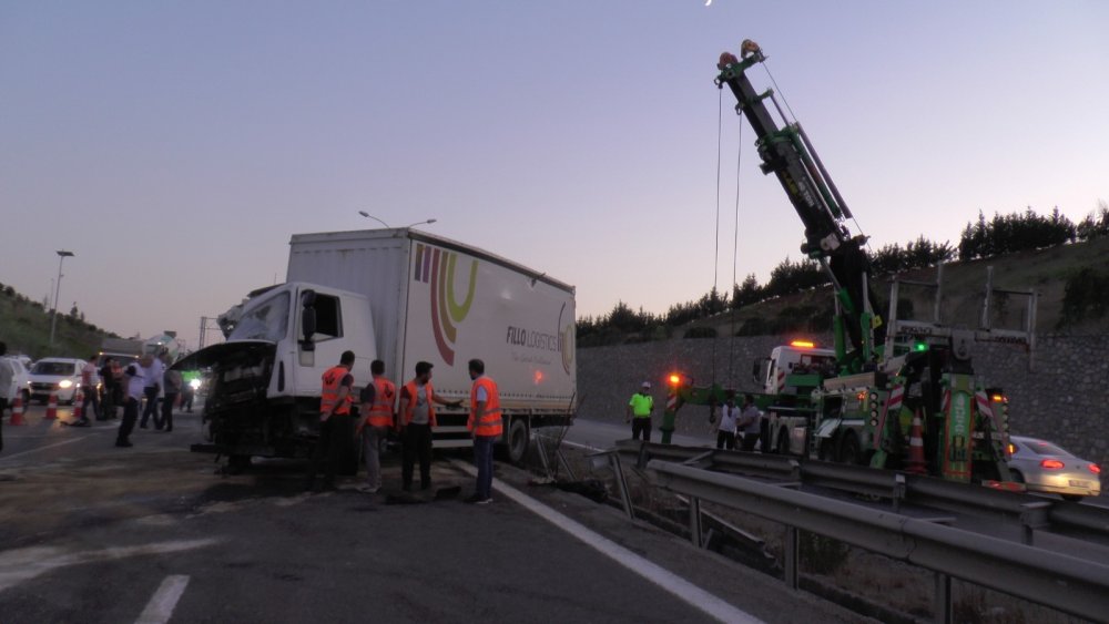 TEM'de tır kamyonla çarpıştı! 3 yaralı