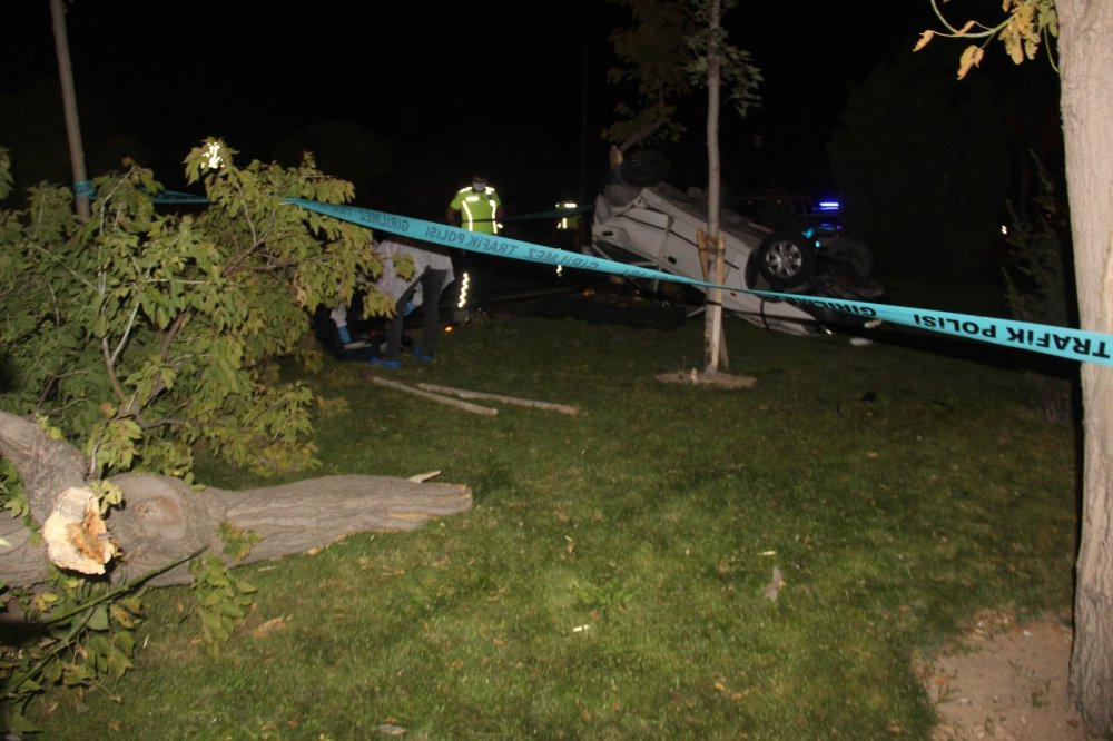 Konya'da kontrolden çıkan araç takla attı! Emre Tapur olay yerinde can verdi