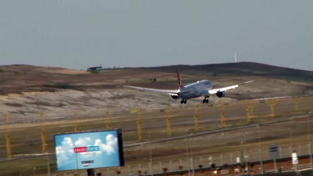 Afganistan’dan 324 Türk vatandaşını getiren uçak İstanbul Havalimanı’na indi