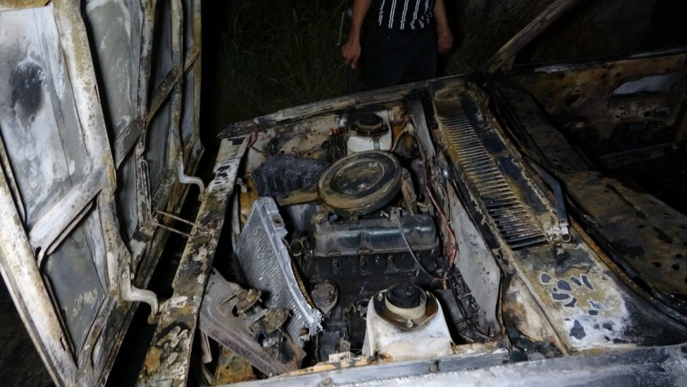 Antalya'da bir otomobil giderken alev topuna döndü