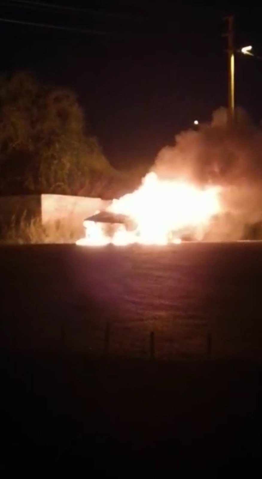 Antalya'da bir otomobil giderken alev topuna döndü