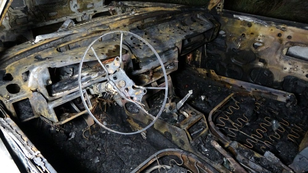 Antalya'da bir otomobil giderken alev topuna döndü