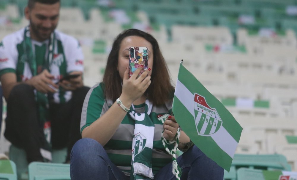 Bursaspor taraftarı özlemiş gibi görünmedi! 43 bin kişilik stada 6 bin taraftar geldi