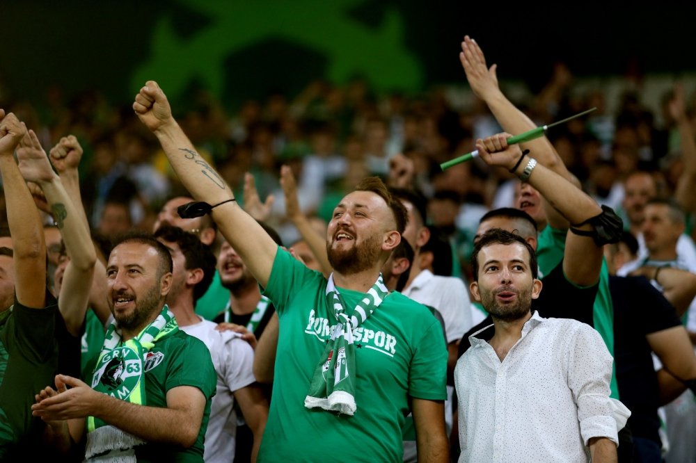 Bursaspor taraftarı özlemiş gibi görünmedi! 43 bin kişilik stada 6 bin taraftar geldi