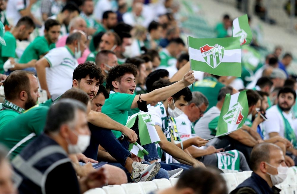Bursaspor taraftarı özlemiş gibi görünmedi! 43 bin kişilik stada 6 bin taraftar geldi