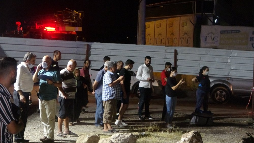 İnşaat çukurundan su tahliyesi yapan işçi toprak göçük altında kaldı