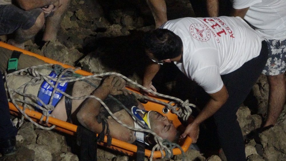 İnşaat çukurundan su tahliyesi yapan işçi toprak göçük altında kaldı