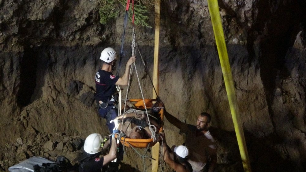 İnşaat çukurundan su tahliyesi yapan işçi toprak göçük altında kaldı
