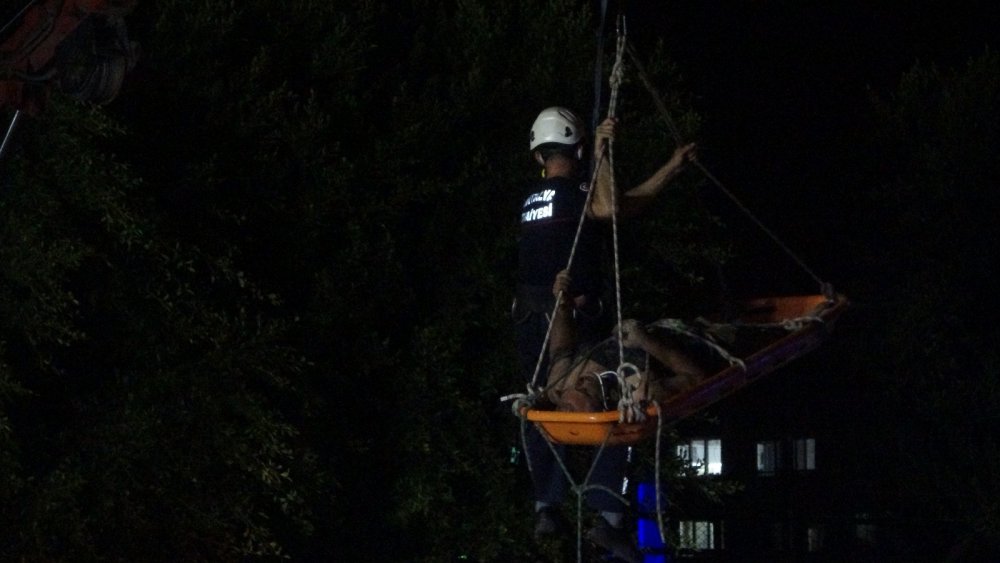 İnşaat çukurundan su tahliyesi yapan işçi toprak göçük altında kaldı