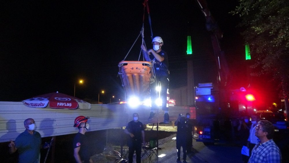 İnşaat çukurundan su tahliyesi yapan işçi toprak göçük altında kaldı