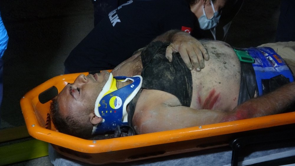 İnşaat çukurundan su tahliyesi yapan işçi toprak göçük altında kaldı