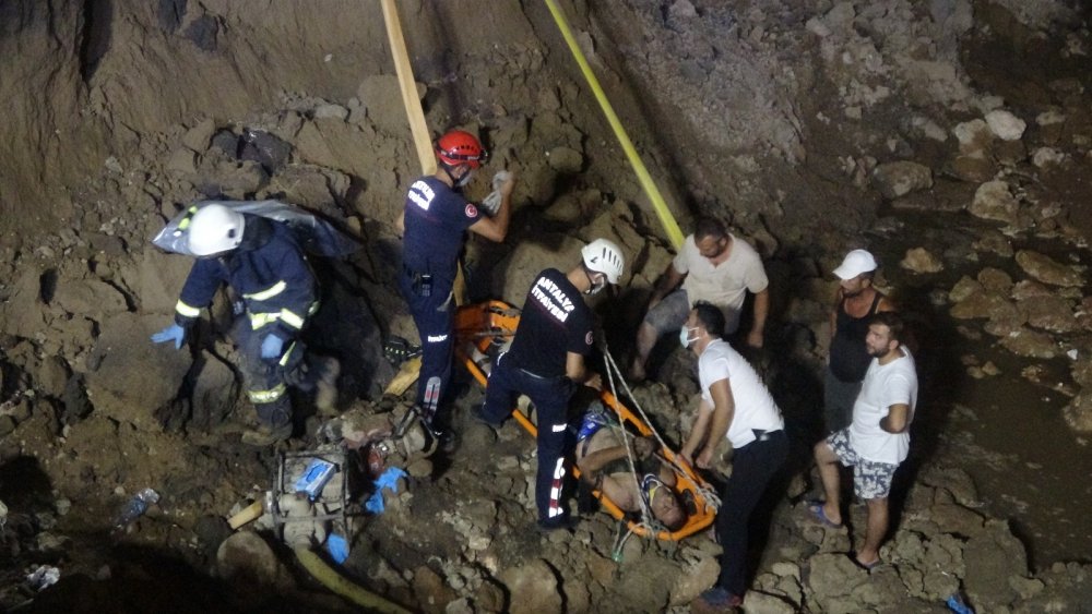 İnşaat çukurundan su tahliyesi yapan işçi toprak göçük altında kaldı
