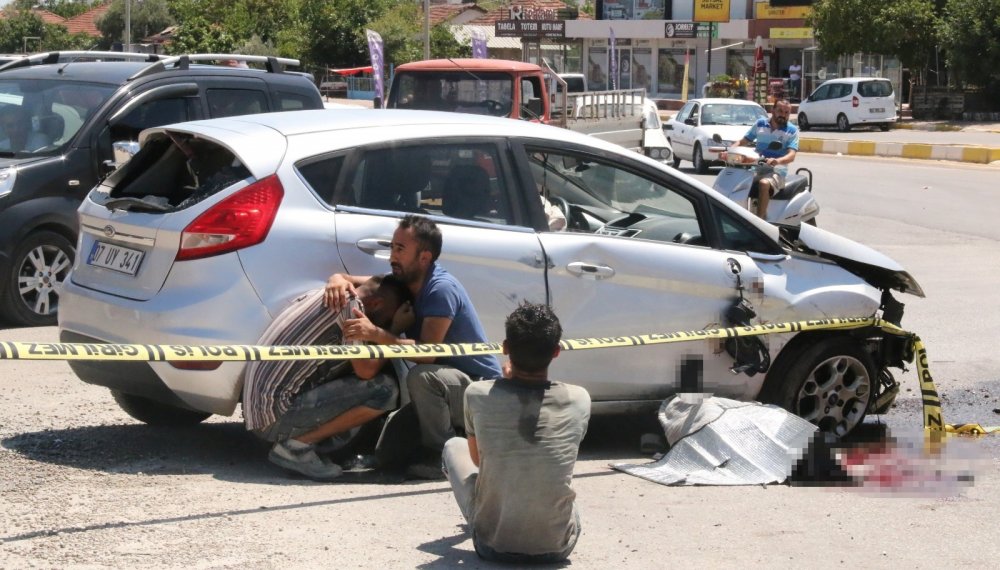 Kahreden kaza: Otomobille trafiğe çıkan çocuklardan biri öldü! Yakınları sinir krizi geçirdi