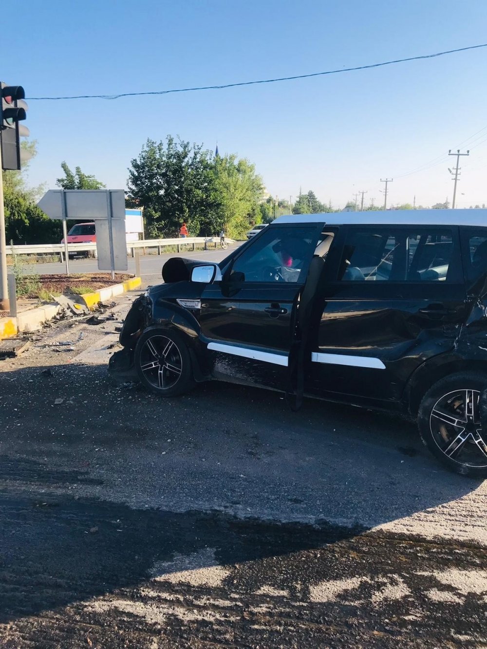 Konya’da kavşakta çarpışan kamyonet ve otomobilde 8 kişi yaralandı