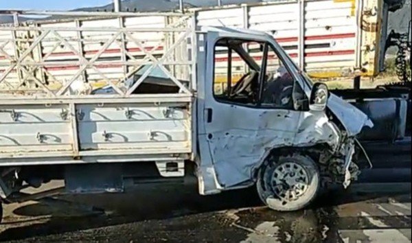 Konya’da kavşakta çarpışan kamyonet ve otomobilde 8 kişi yaralandı
