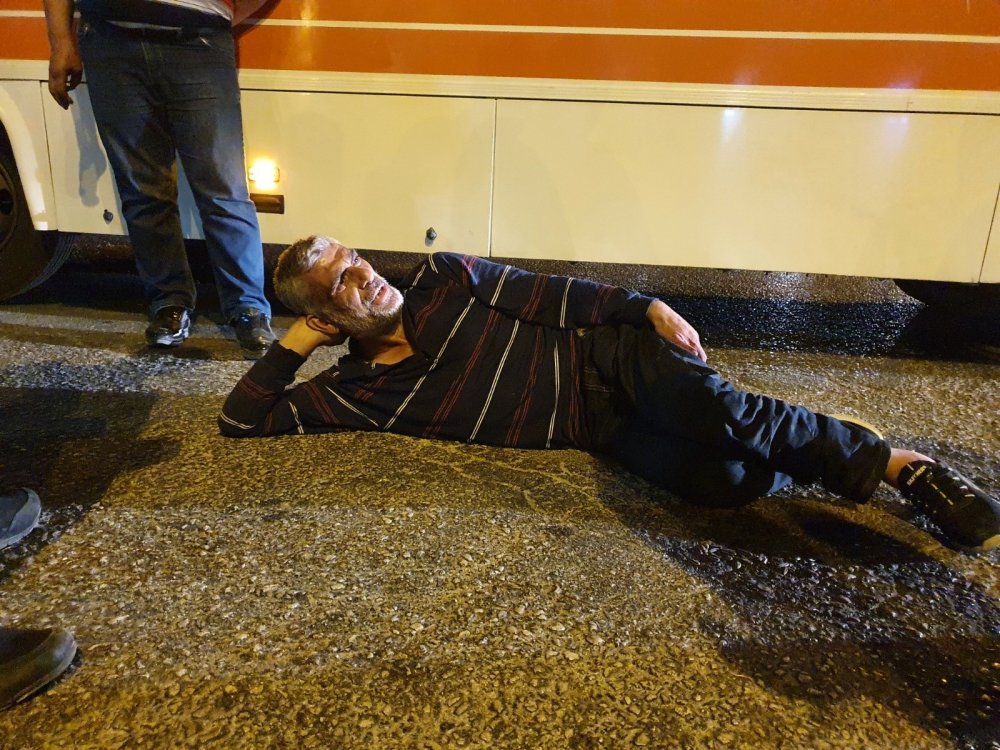 Tartıştığı şahsı boynundan bıçaklayan saldırgana otobüs çarptı!