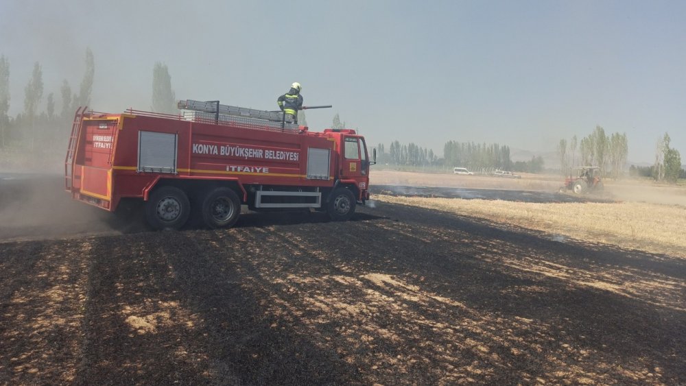 Konya anız yangınları bitmek bilmedi! Tarlaya su bulamayan çiftçinin tarlası itfaiyeyle sulandı