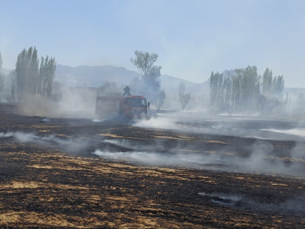 Konya anız yangınları bitmek bilmedi! Tarlaya su bulamayan çiftçinin tarlası itfaiyeyle sulandı