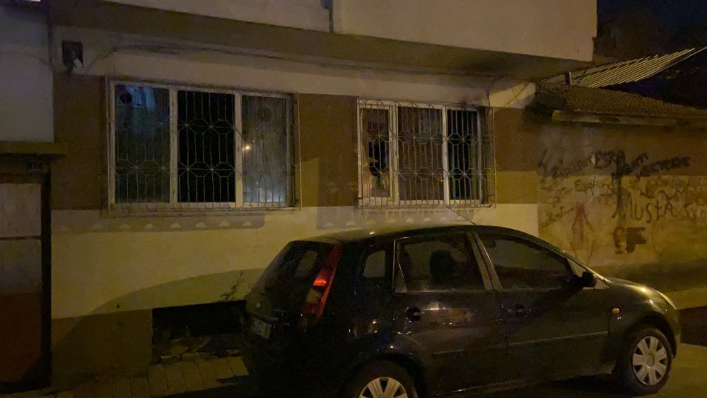 Sigara içerken uyuyakaldı! Hem kendi hem evi yandı