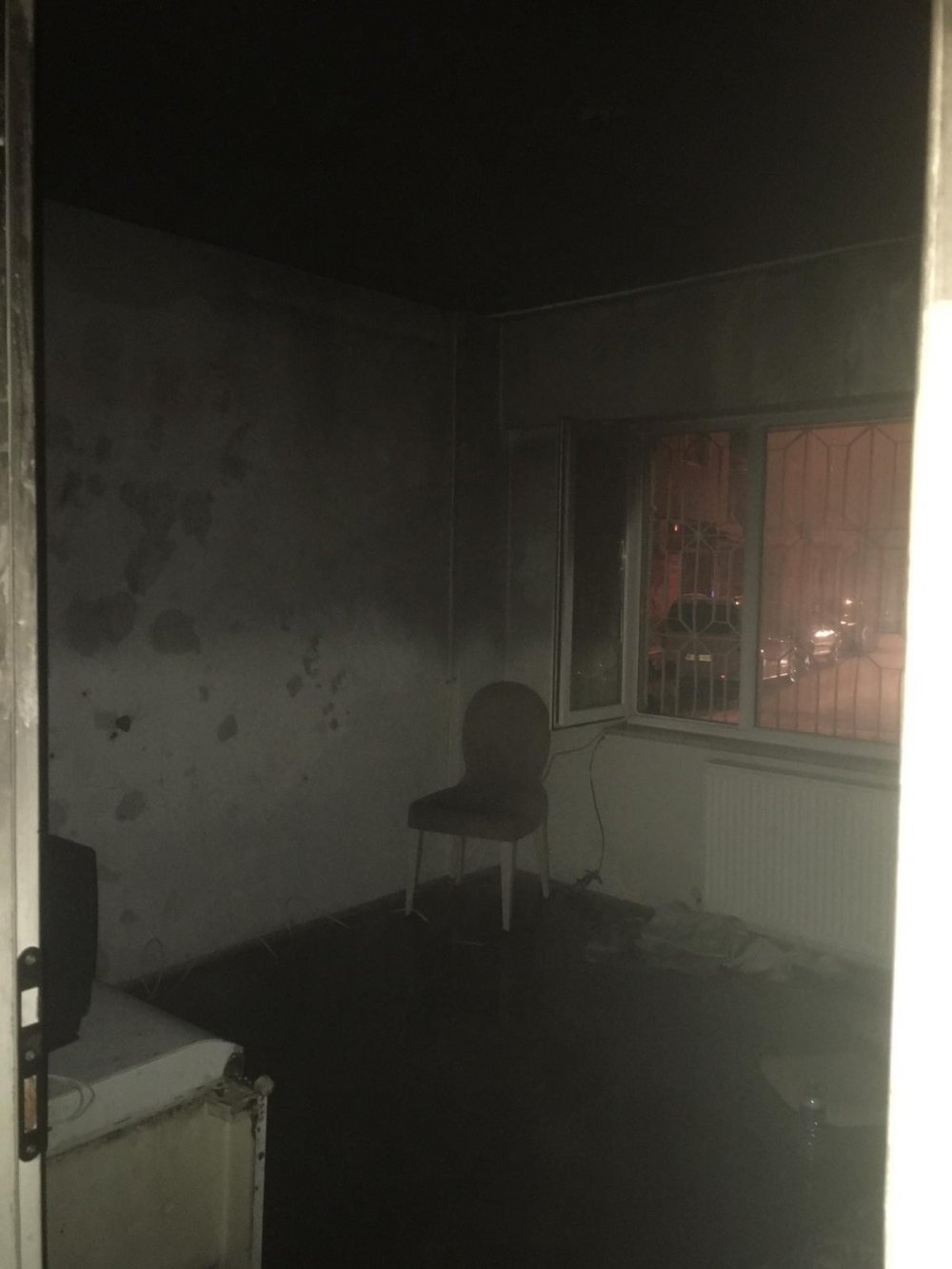 Sigara içerken uyuyakaldı! Hem kendi hem evi yandı