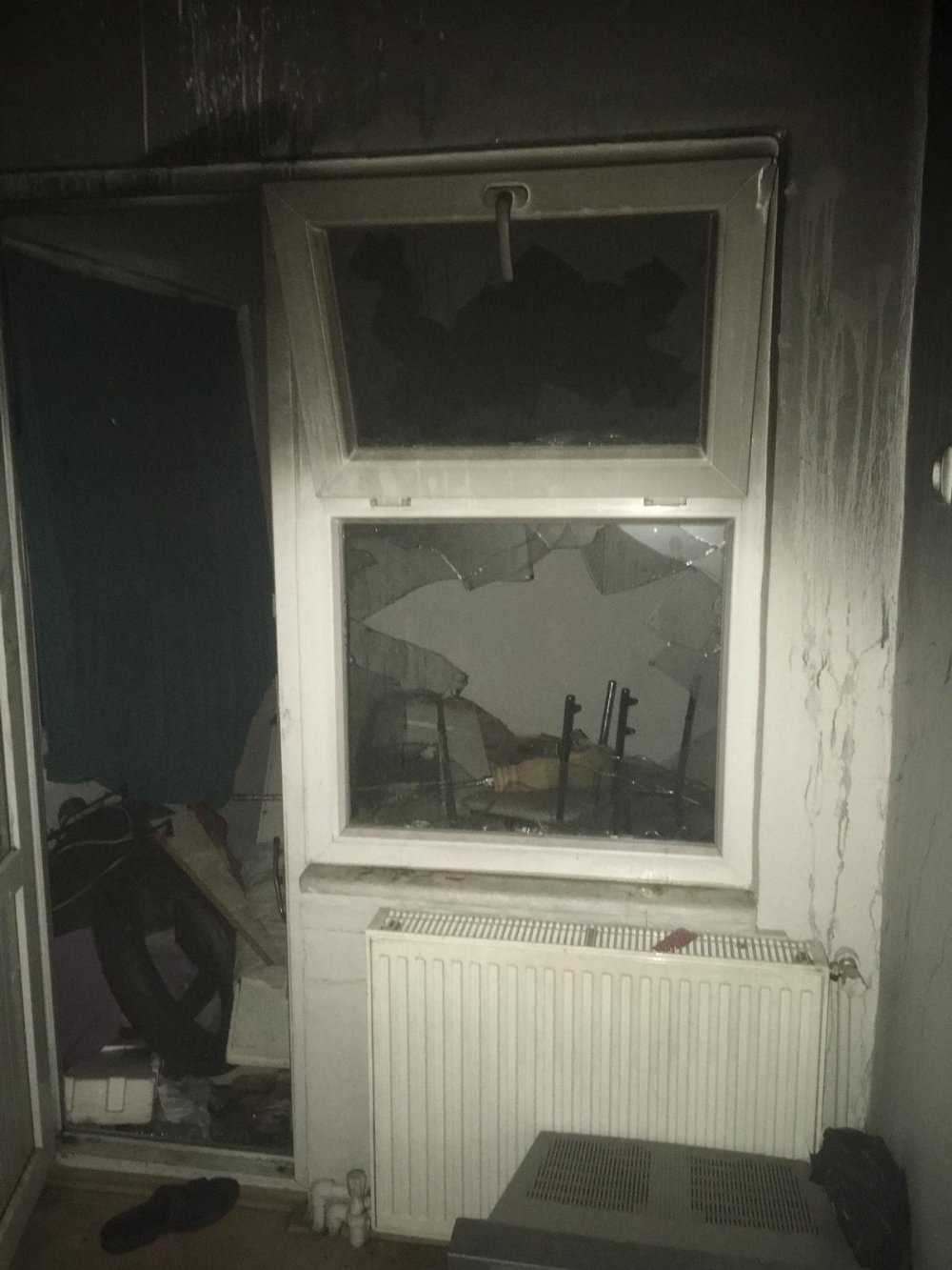 Sigara içerken uyuyakaldı! Hem kendi hem evi yandı