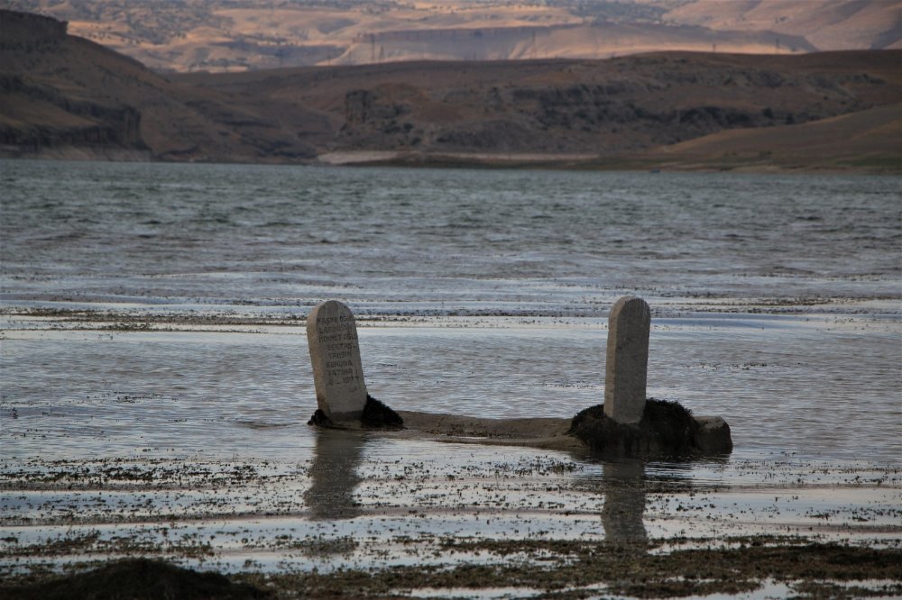 Tarımsal sulama nedeniyle suların çekildiği Elazığ Karakaya Barajı'nda 700 yıllık keşif