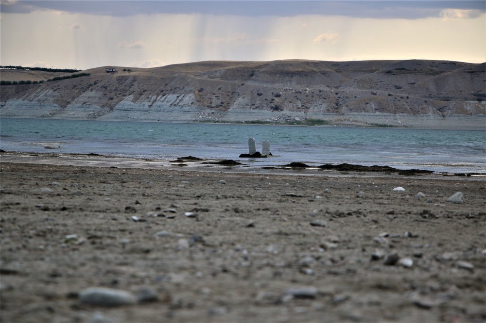 Tarımsal sulama nedeniyle suların çekildiği Elazığ Karakaya Barajı'nda 700 yıllık keşif