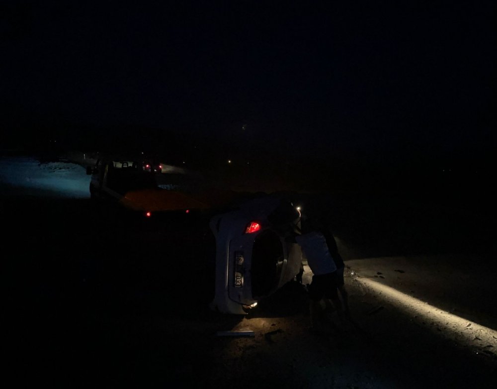 Yol yapım çalışma alanına dalan otomobil uçarak takla attı!