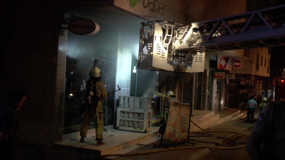 Halıcıda korkutan yangın! Mahalleli sokağa döküldü