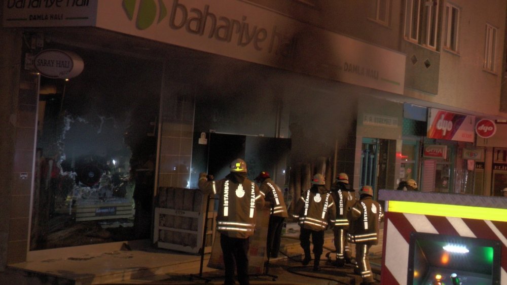 Halıcıda korkutan yangın! Mahalleli sokağa döküldü