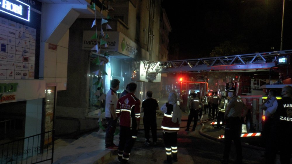 Halıcıda korkutan yangın! Mahalleli sokağa döküldü