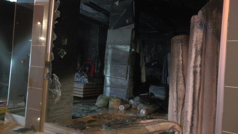 Halıcıda korkutan yangın! Mahalleli sokağa döküldü