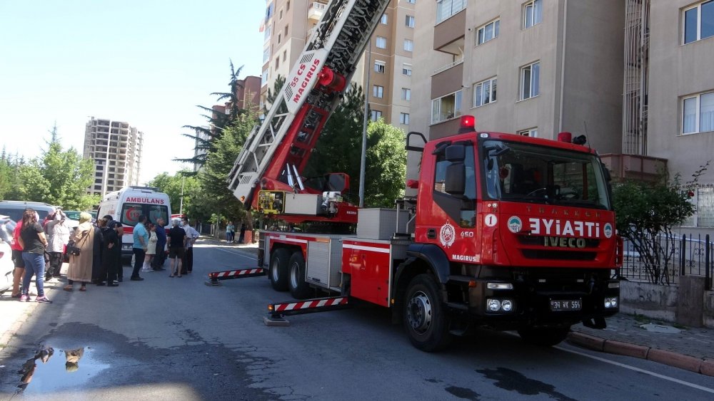 Kayseri itfaiyesi yangından kurtardığı kadını böyle taşıdı