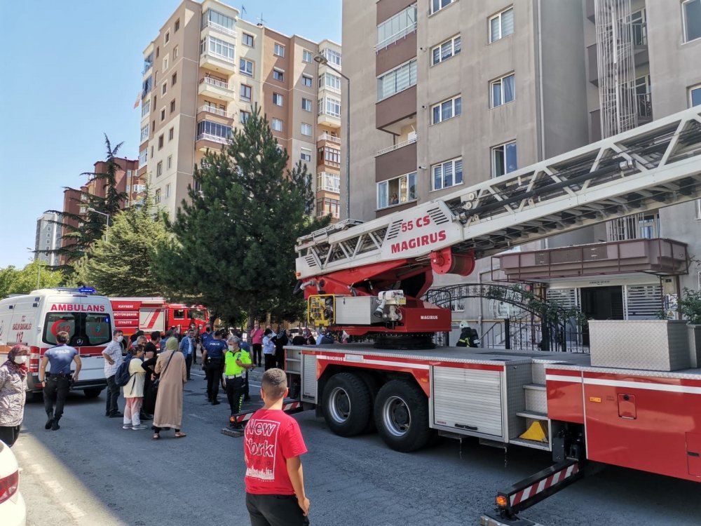 Kayseri itfaiyesi yangından kurtardığı kadını böyle taşıdı