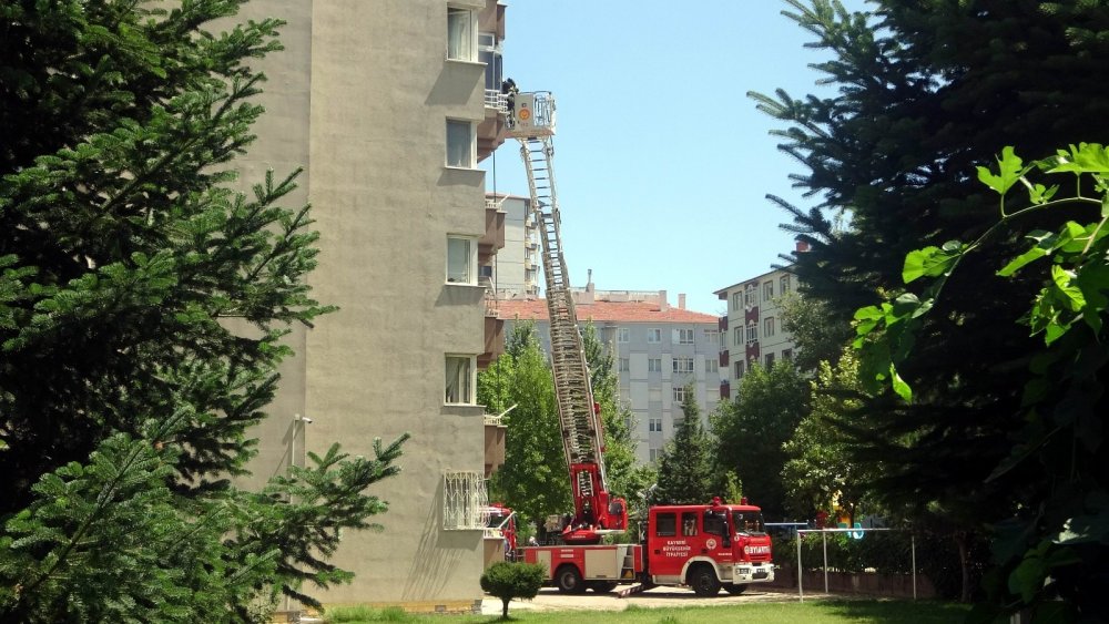 Kayseri itfaiyesi yangından kurtardığı kadını böyle taşıdı